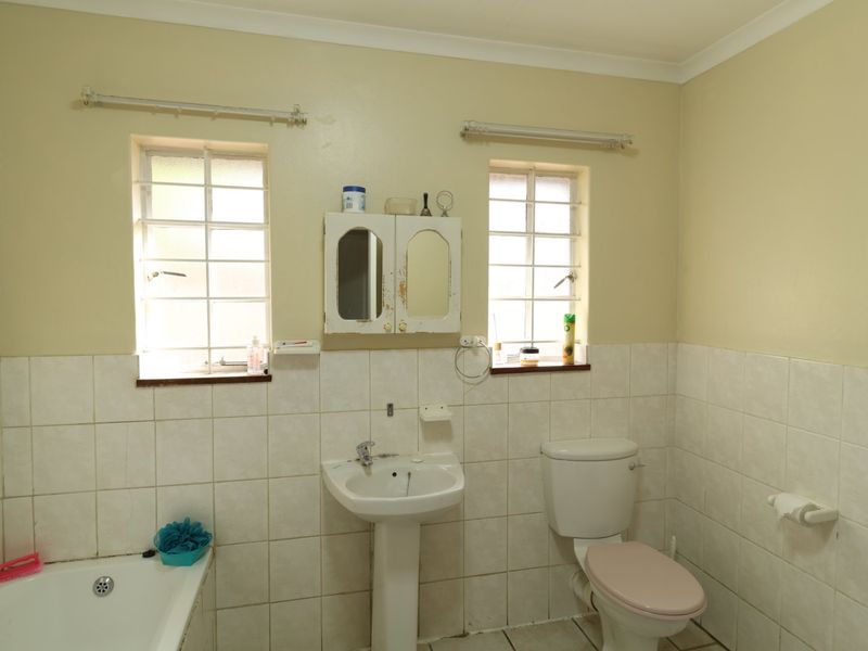 Secure, Stylish 3-Bed Home with Pool in Access-Controlled Estate - Photo 7