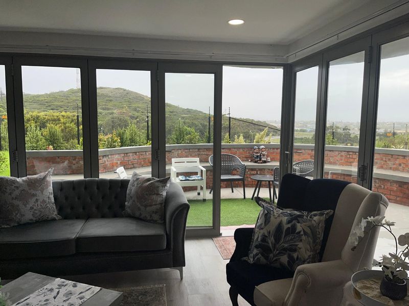 Elegant, Modern & Spacious Living with Sea Views - Photo 2