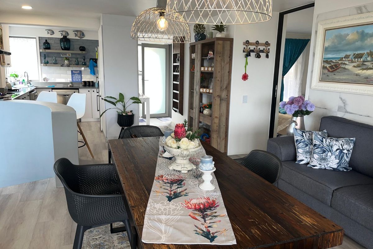 Elegant, Modern & Spacious Living with Sea Views - Photo 4