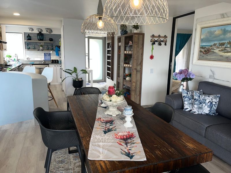 Elegant, Modern & Spacious Living with Sea Views - Photo 4