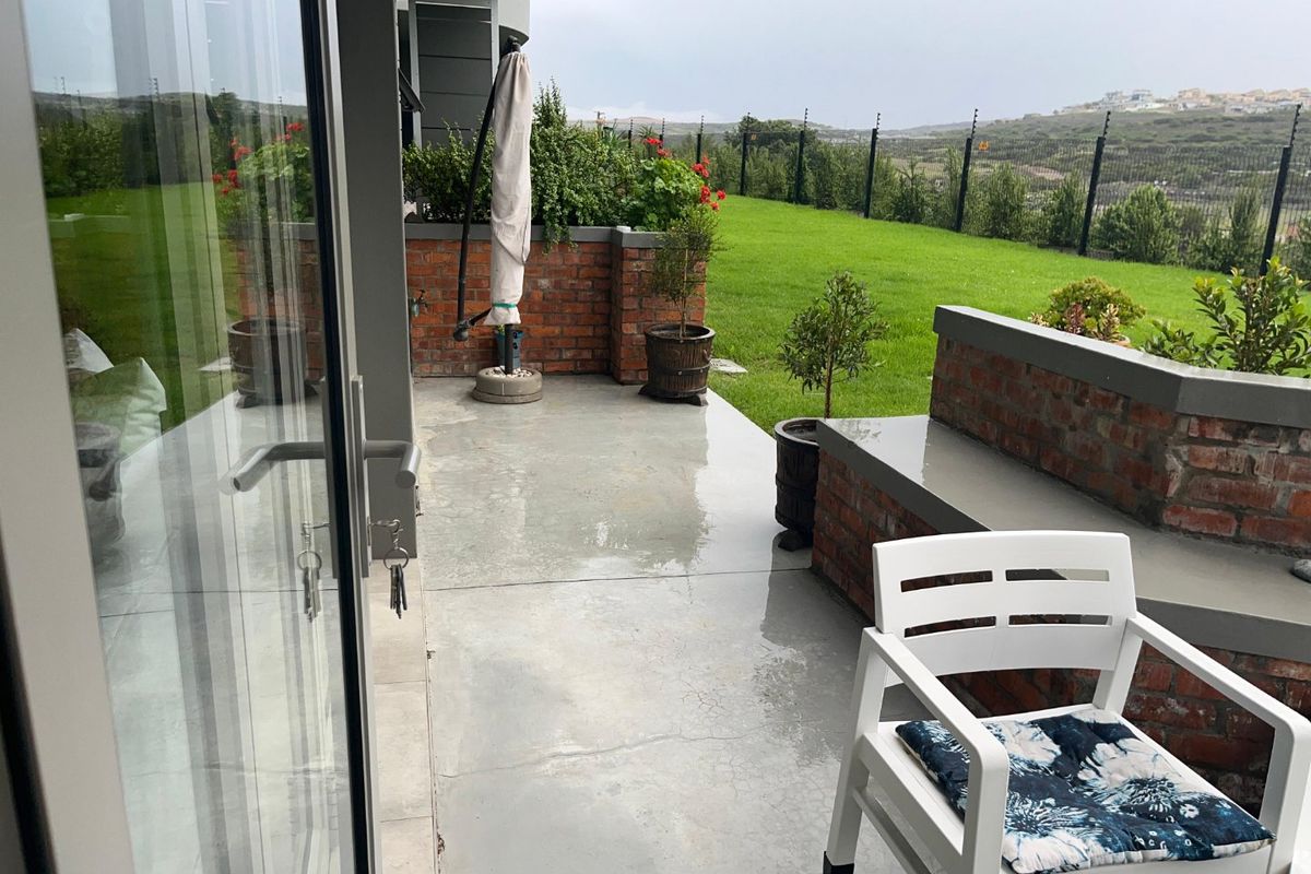 Elegant, Modern & Spacious Living with Sea Views - Photo 3