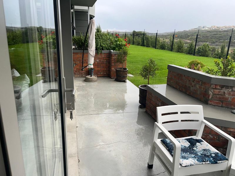 Elegant, Modern & Spacious Living with Sea Views - Photo 3