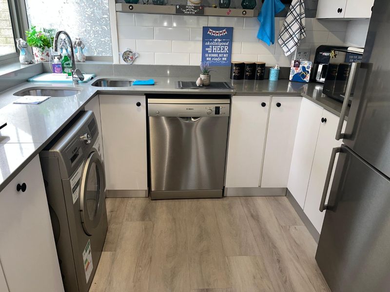 Elegant, Modern & Spacious Living with Sea Views - Photo 10