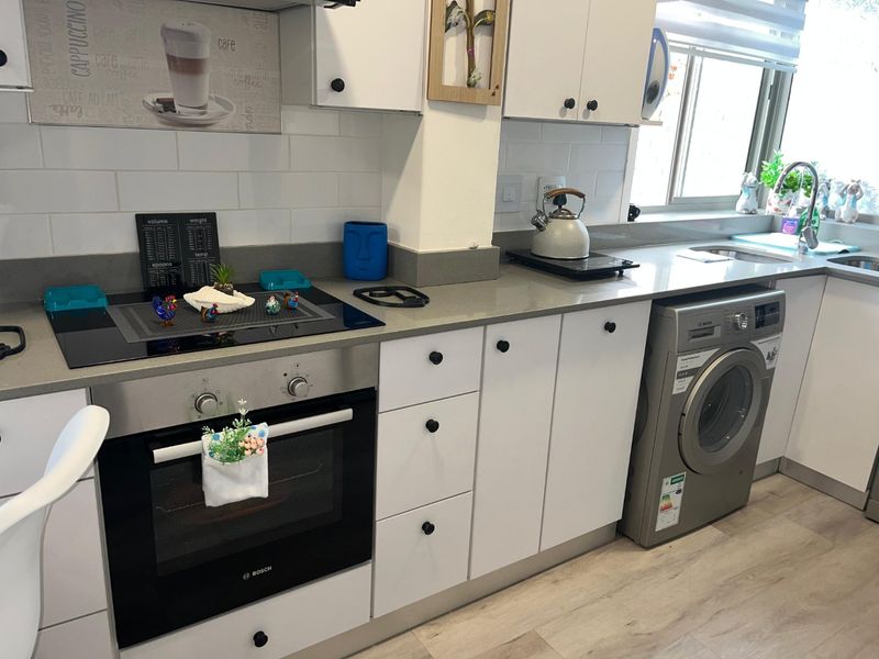 Elegant, Modern & Spacious Living with Sea Views - Photo 9