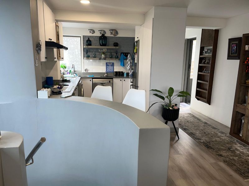 Elegant, Modern & Spacious Living with Sea Views - Photo 8