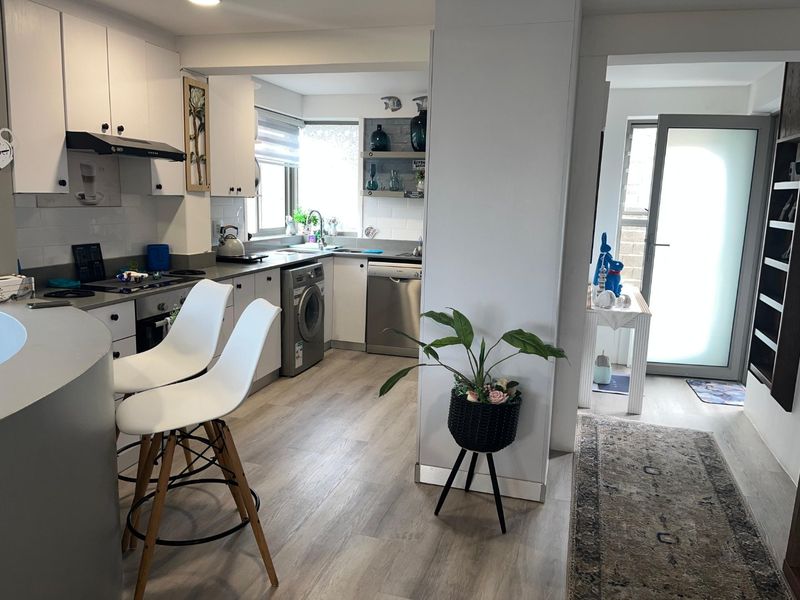 Elegant, Modern & Spacious Living with Sea Views - Photo 6