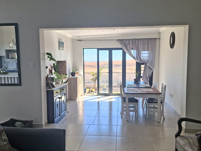 Spacious 3 Bedroom Gem - The Perfect Blend of Town Convenience and Country Peace - Photo 4