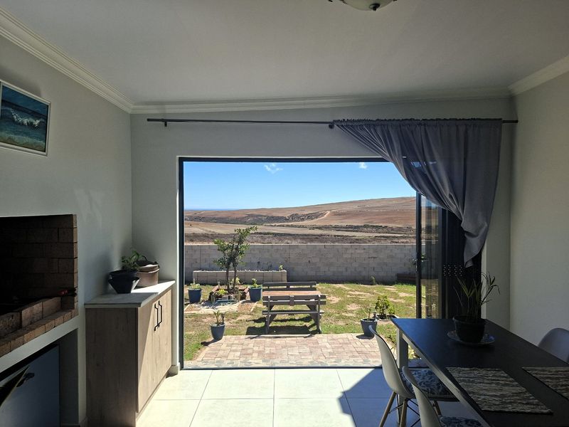 Spacious 3 Bedroom Gem - The Perfect Blend of Town Convenience and Country Peace - Photo 2