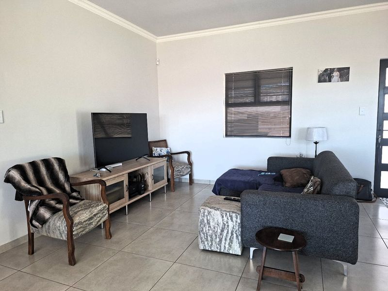 Spacious 3 Bedroom Gem - The Perfect Blend of Town Convenience and Country Peace - Photo 7