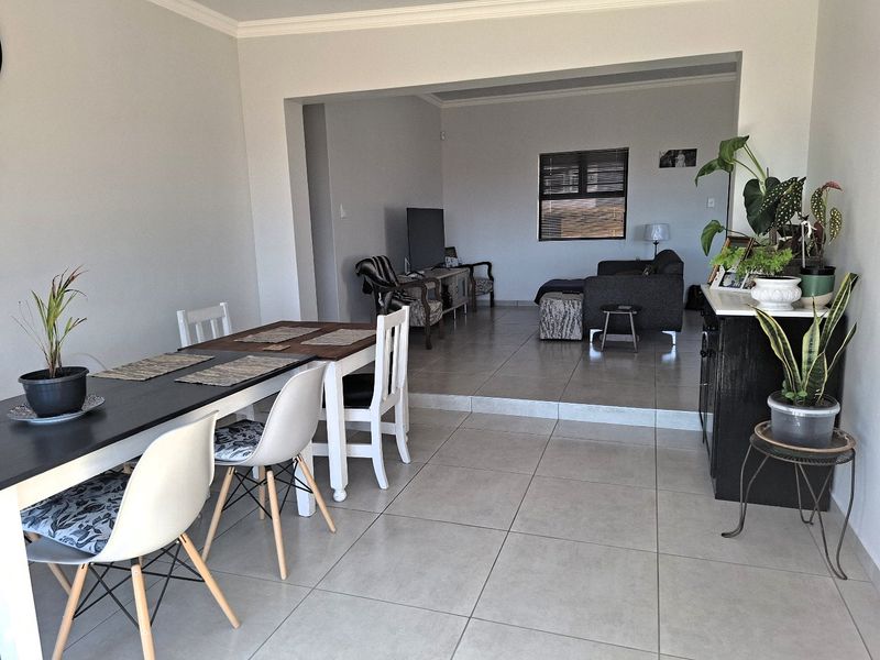 Spacious 3 Bedroom Gem - The Perfect Blend of Town Convenience and Country Peace - Photo 5