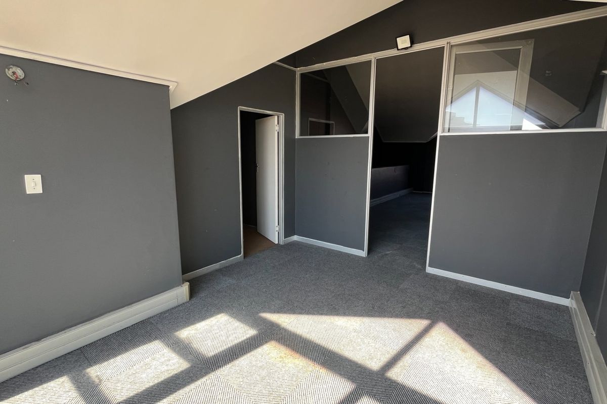 100m2 Commercial Space to Let  - Photo 2