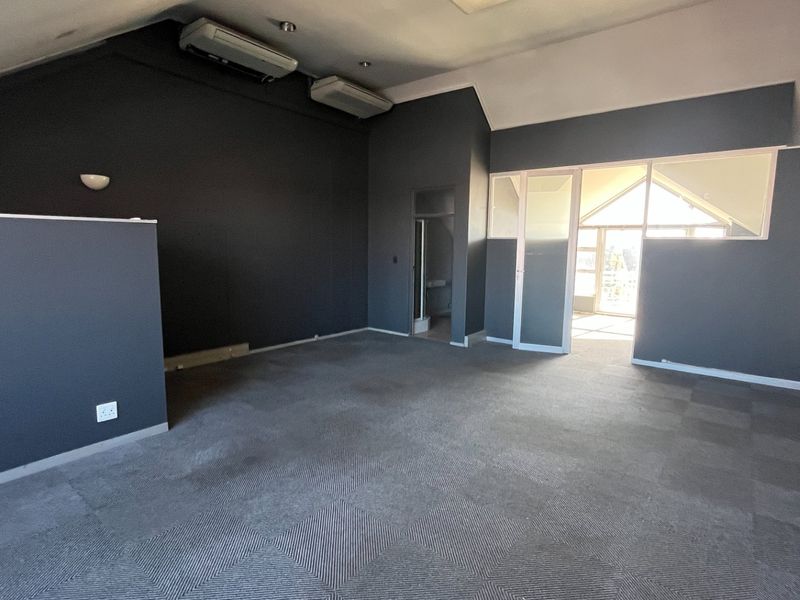 100m2 Commercial Space to Let  - Photo 8