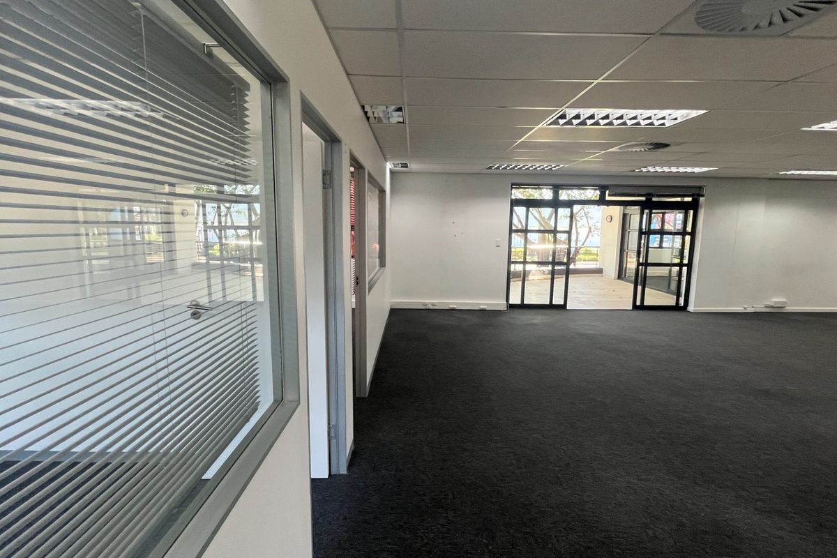 202m2 Commercial Space to Let  - Photo 4