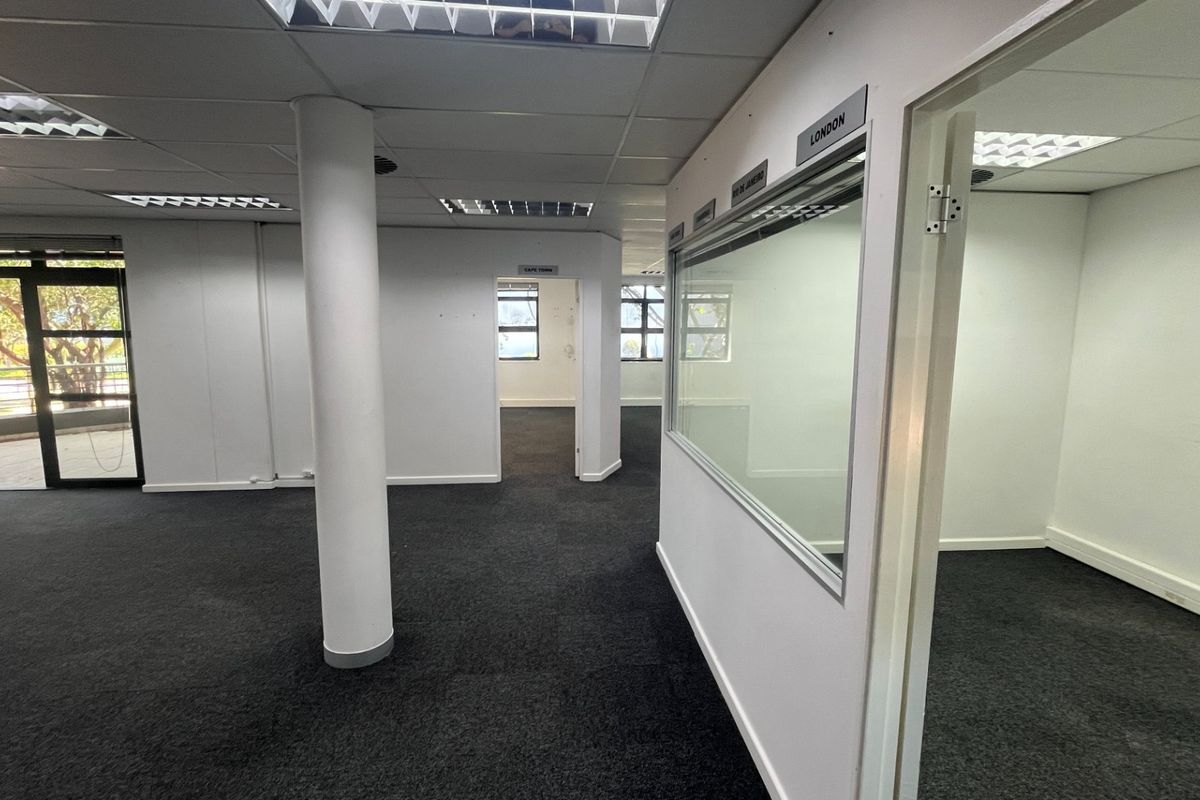 202m2 Commercial Space to Let  - Photo 2