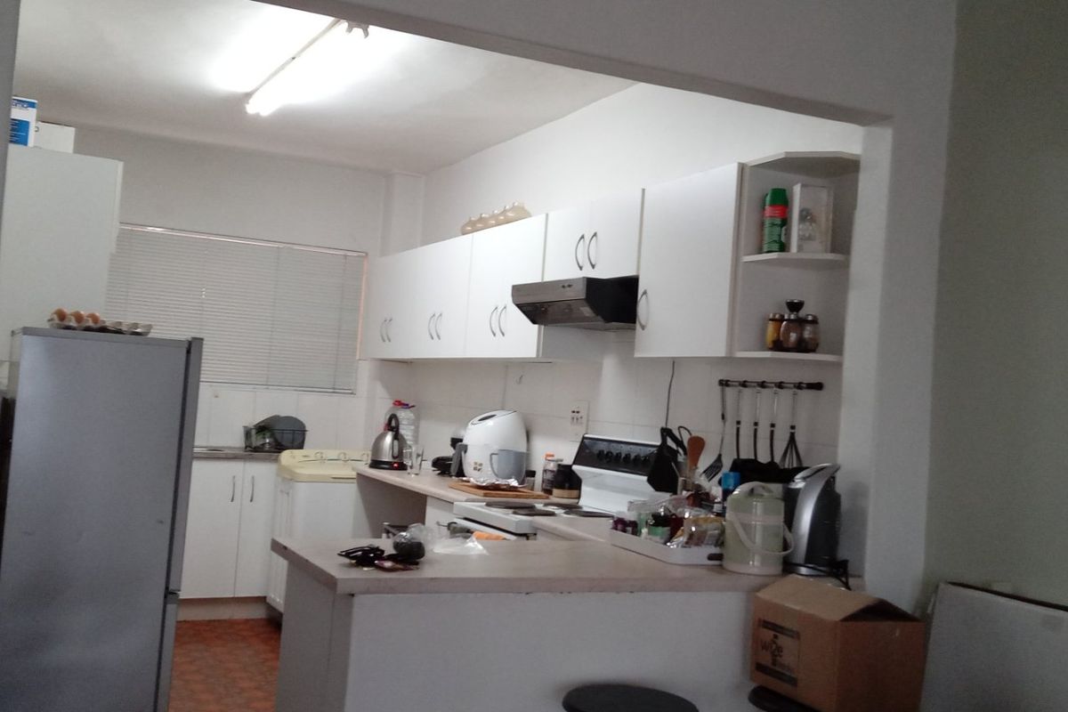 2 Bedroom Apartment in Clarendon - Photo 3