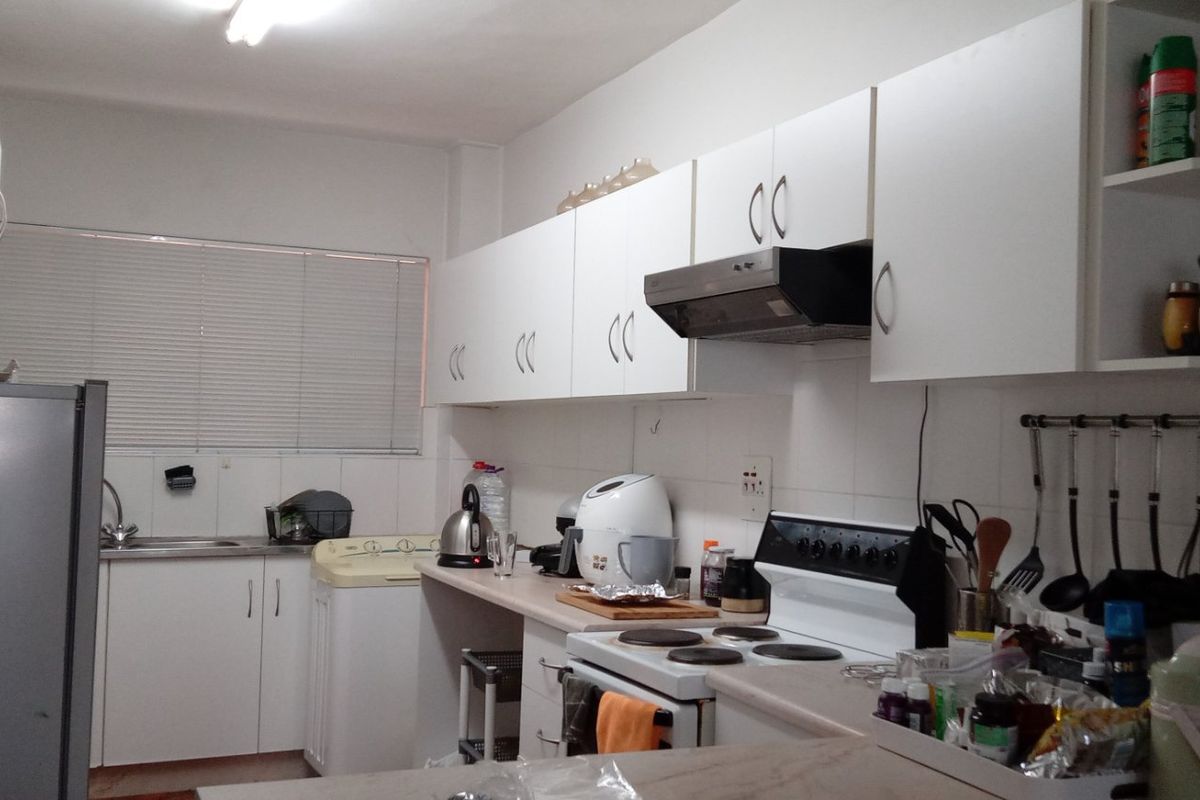 2 Bedroom Apartment in Clarendon - Photo 2