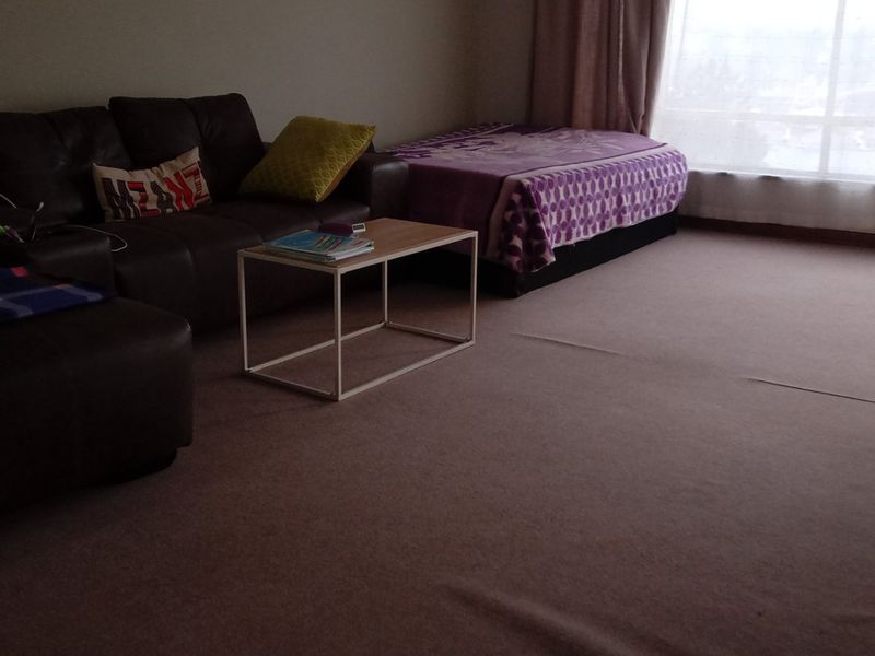 2 Bedroom Apartment in Clarendon - Photo 10