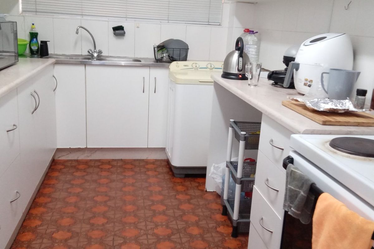 2 Bedroom Apartment in Clarendon - Photo 4