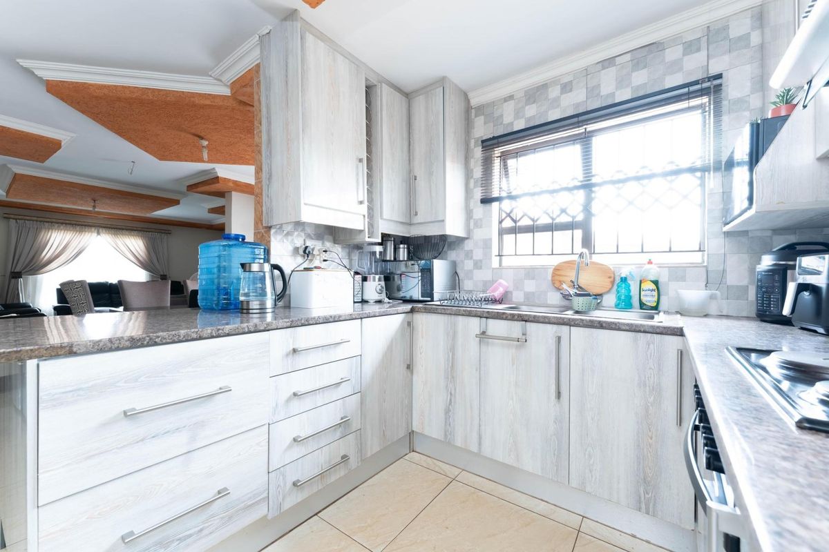 Spacious 3-Bedroom Home for Rent in Protea, Soweto - Photo 3