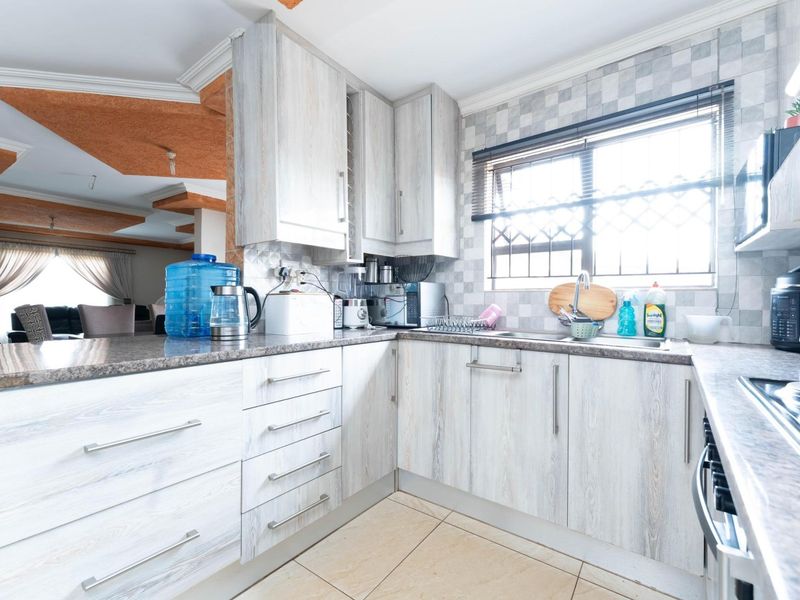 Spacious 3-Bedroom Home for Rent in Protea, Soweto - Photo 3