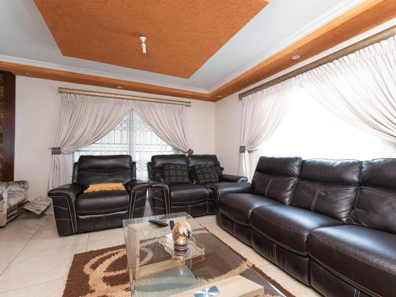 Spacious 3-Bedroom Home for Rent in Protea, Soweto - Photo 5