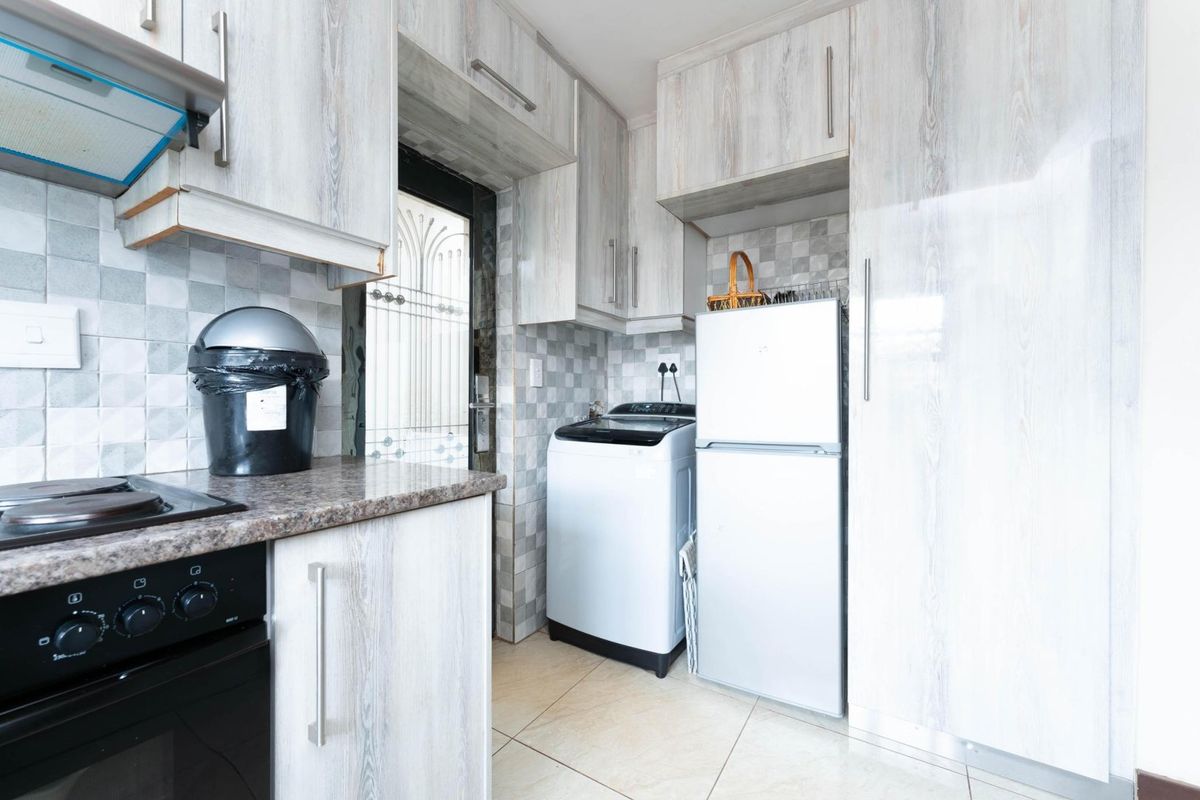 Spacious 3-Bedroom Home for Rent in Protea, Soweto - Photo 4