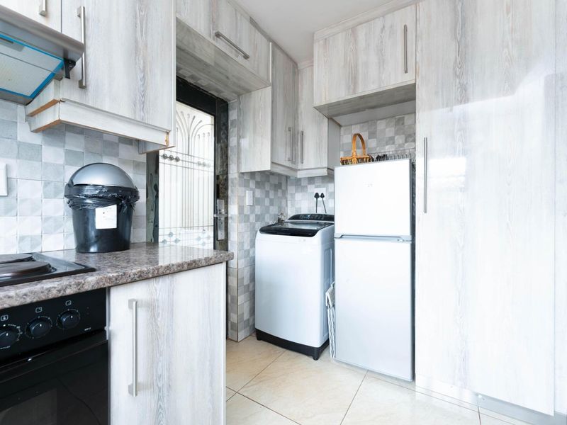 Spacious 3-Bedroom Home for Rent in Protea, Soweto - Photo 4