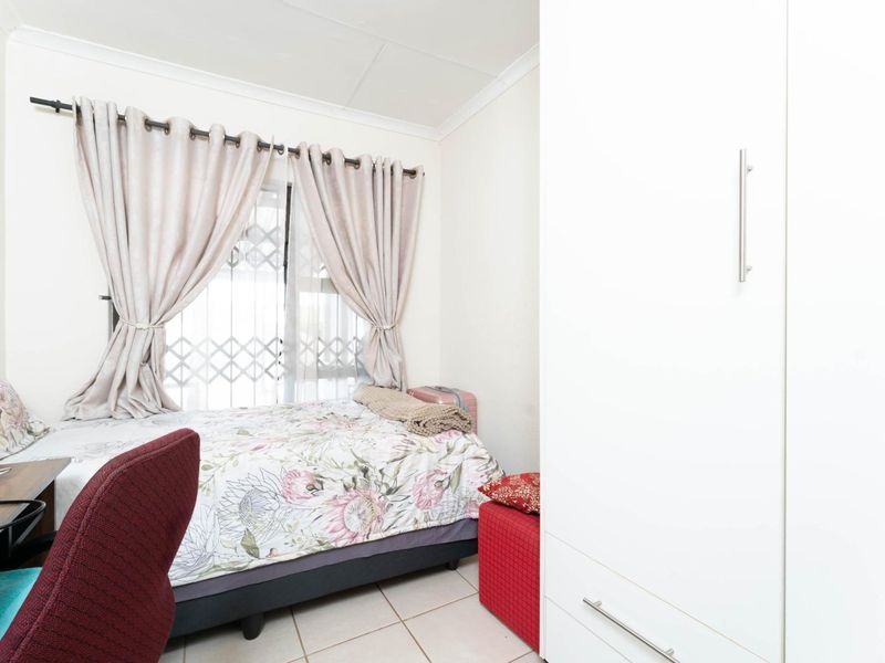 Spacious 3-Bedroom Home for Rent in Protea, Soweto - Photo 10