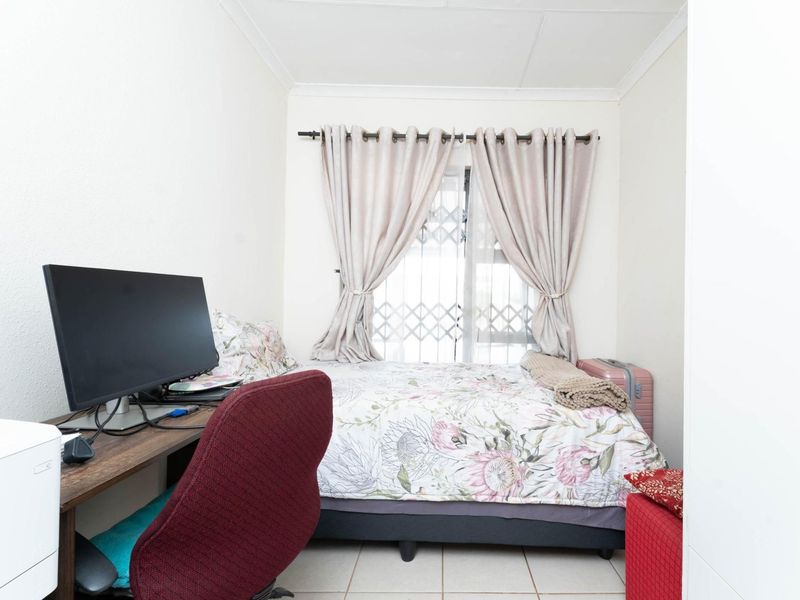 Spacious 3-Bedroom Home for Rent in Protea, Soweto - Photo 9