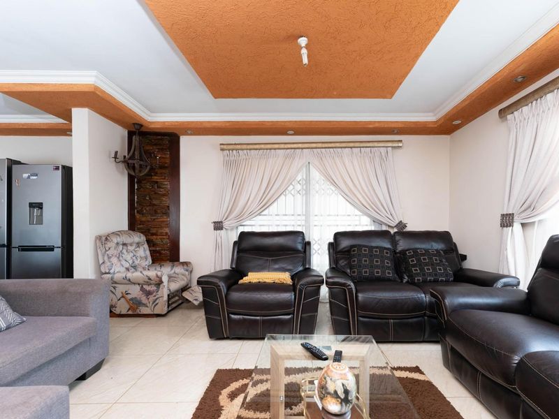 Spacious 3-Bedroom Home for Rent in Protea, Soweto - Photo 6