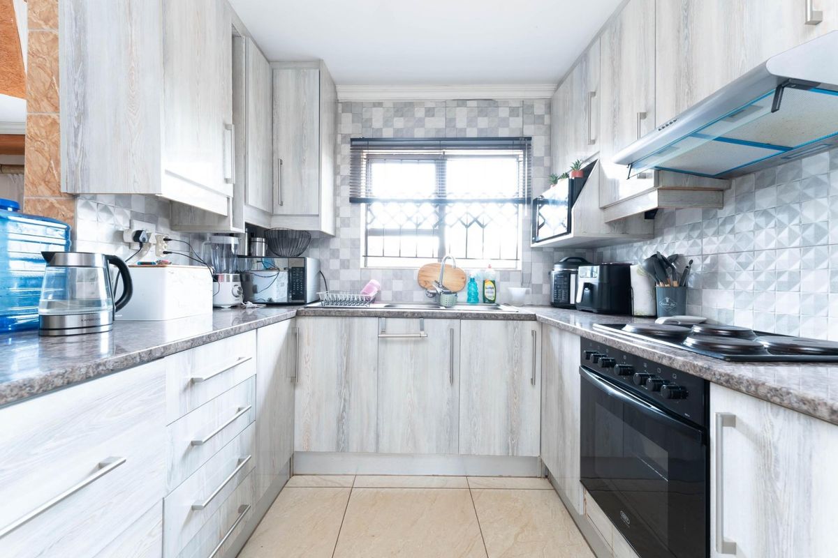 Spacious 3-Bedroom Home for Rent in Protea, Soweto - Photo 2