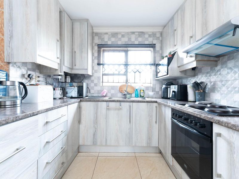 Spacious 3-Bedroom Home for Rent in Protea, Soweto - Photo 2