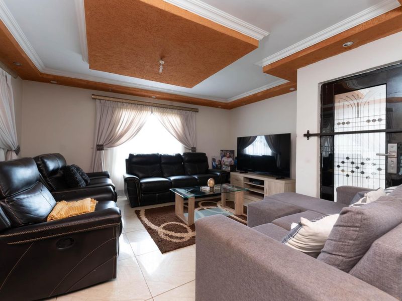 Spacious 3-Bedroom Home for Rent in Protea, Soweto - Photo 7