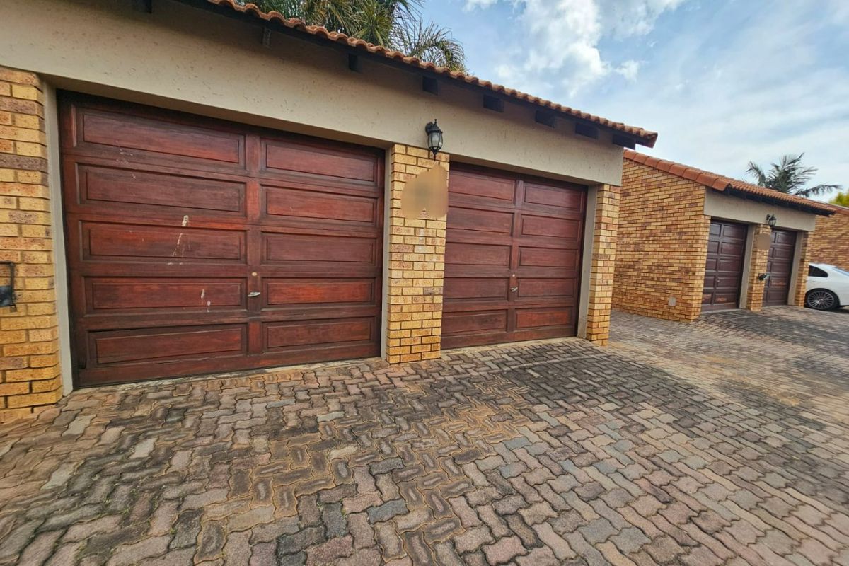 A Beautiful 2 bedroom 2 bathroom simplex for sale in Monavoni - Photo 3