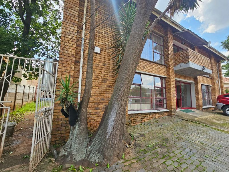 A 4 bedroom 1 Bathroom cottage for rent in Erasmia  - Photo 3