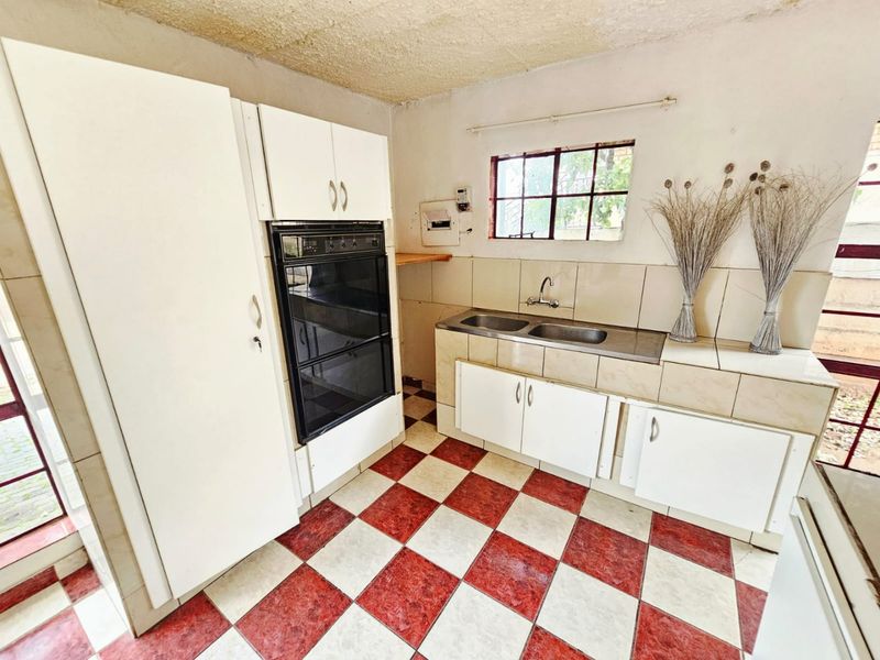 A 4 bedroom 1 Bathroom cottage for rent in Erasmia  - Photo 8