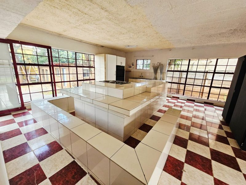 A 4 bedroom 1 Bathroom cottage for rent in Erasmia  - Photo 4