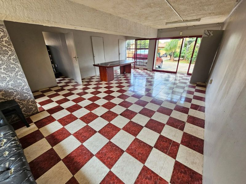 A 4 bedroom 1 Bathroom cottage for rent in Erasmia  - Photo 2