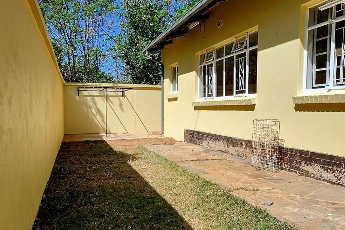 House with Two Flats and Vacant Stand For sale - Photo 3
