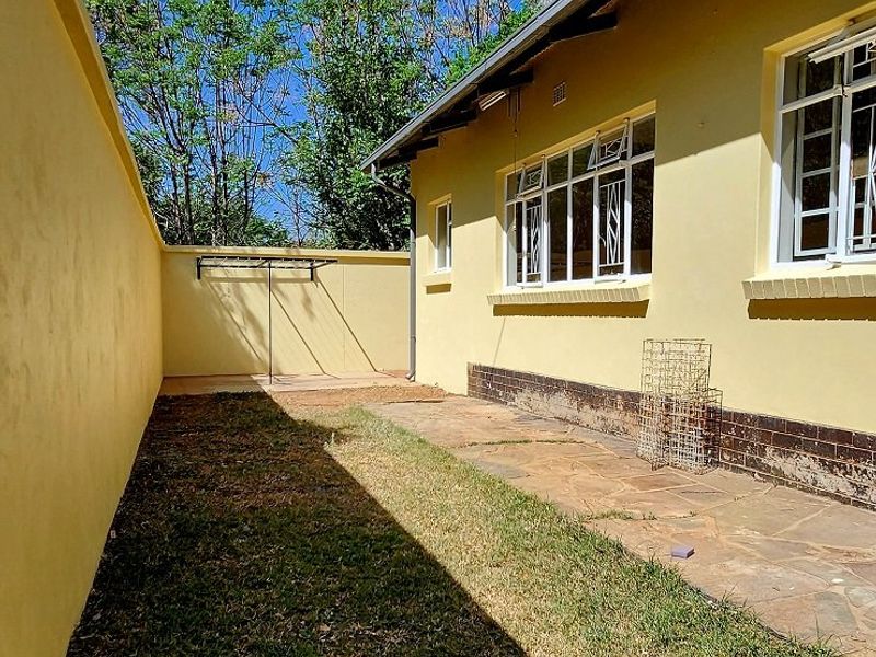 House with Two Flats and Vacant Stand For sale - Photo 3