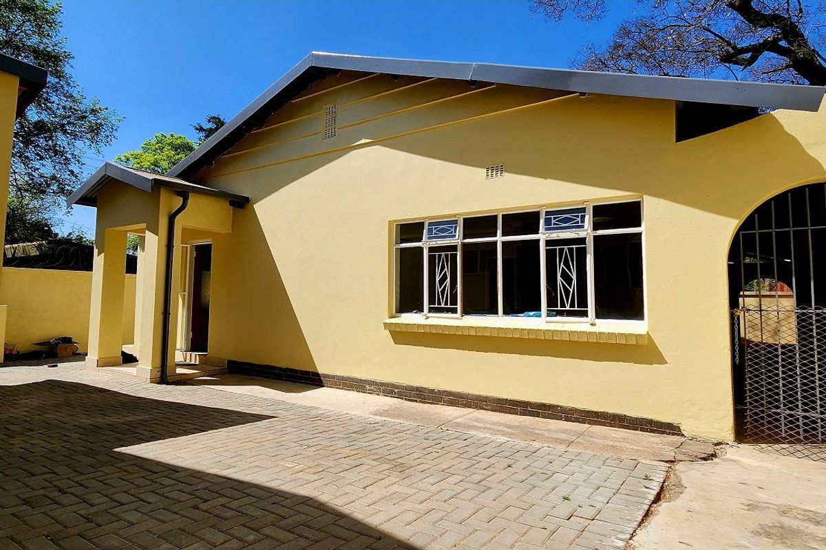 House with Two Flats and Vacant Stand For sale - Photo 4