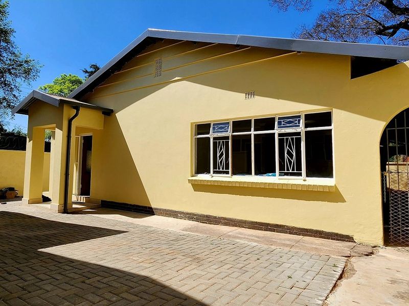 House with Two Flats and Vacant Stand For sale - Photo 4