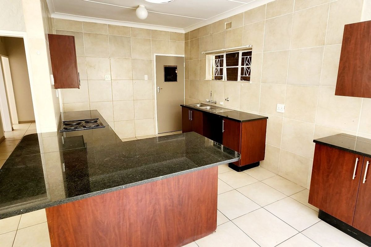 House with Two Flats and Vacant Stand For sale - Photo 5