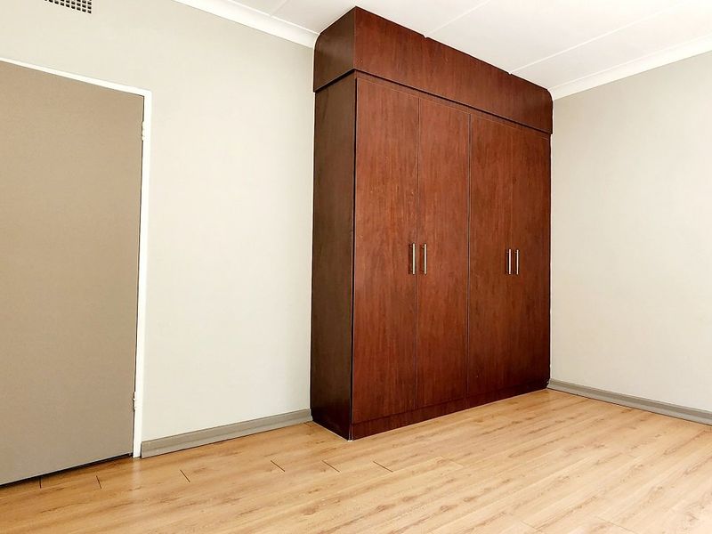 House with Two Flats and Vacant Stand For sale - Photo 9