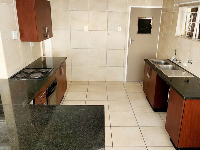 House with Two Flats and Vacant Stand For sale - Photo 8