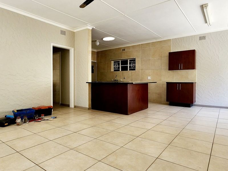 House with Two Flats and Vacant Stand For sale - Photo 6