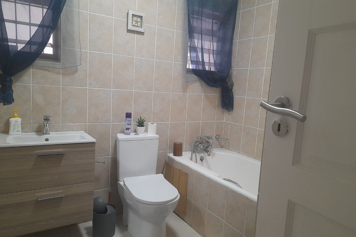 The Ultimate Family Sanctuary with a Skyline View - Photo 3