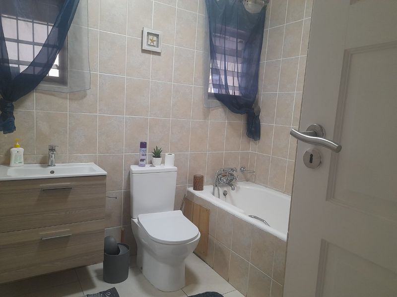 The Ultimate Family Sanctuary with a Skyline View - Photo 3