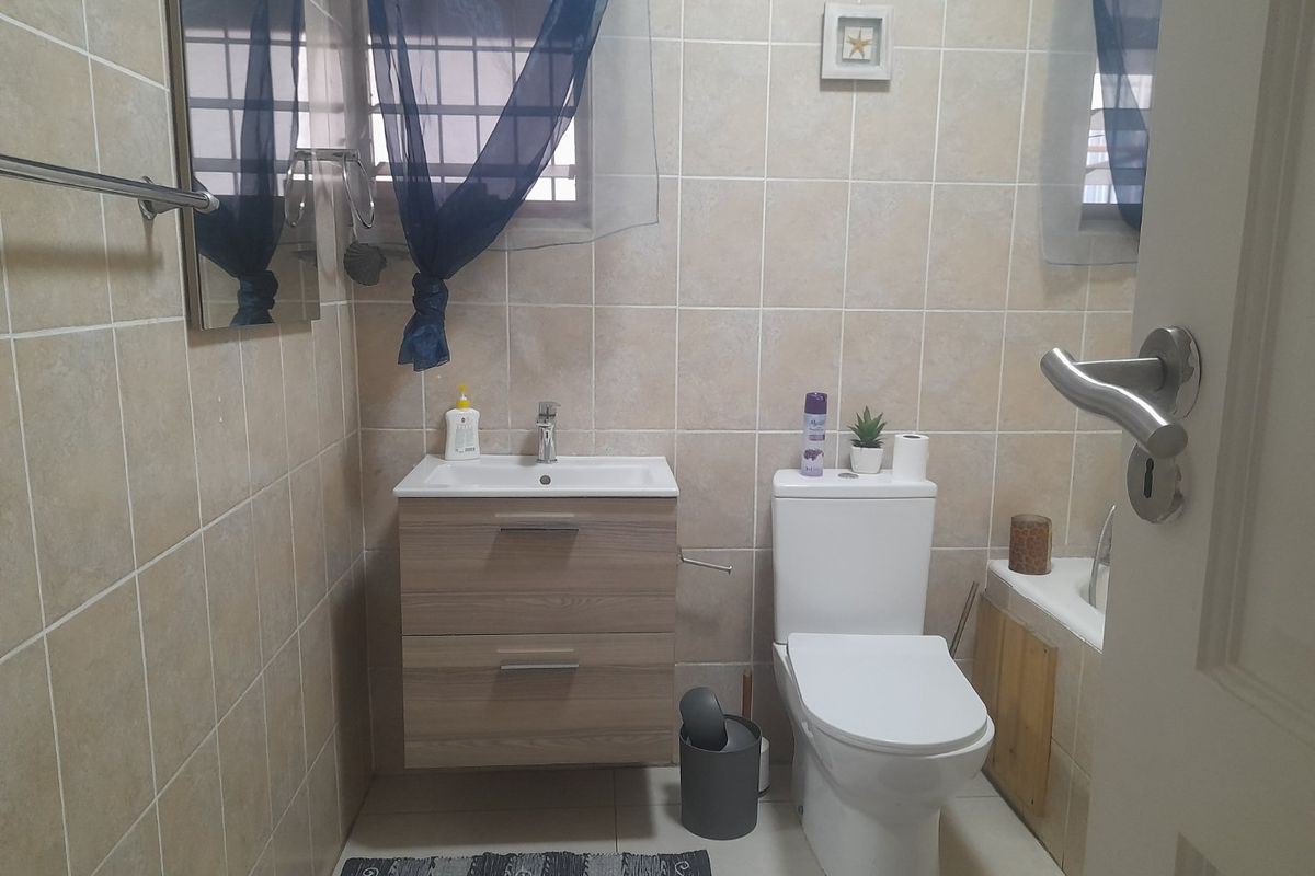 The Ultimate Family Sanctuary with a Skyline View - Photo 4