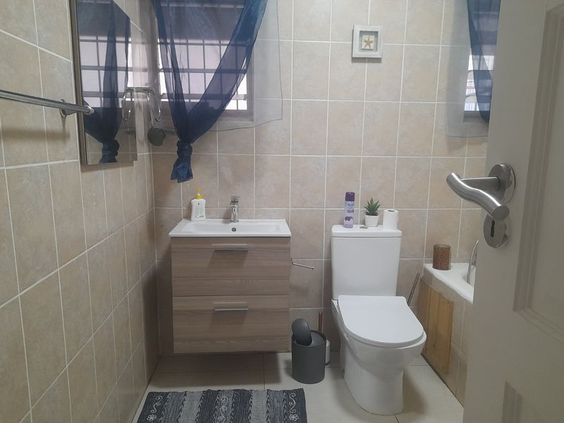 The Ultimate Family Sanctuary with a Skyline View - Photo 4